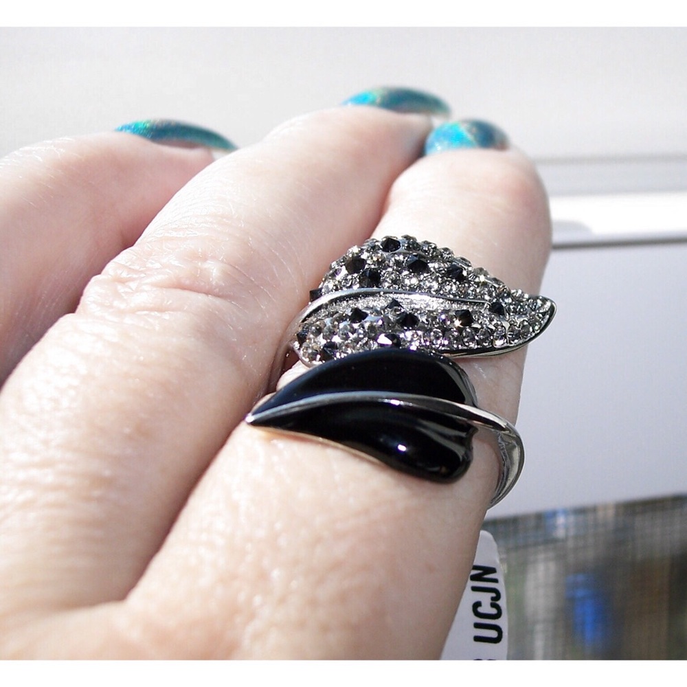 STAINLESS STEEL Black & Clear Crystals Leaf Ring - Picture 5 of 15